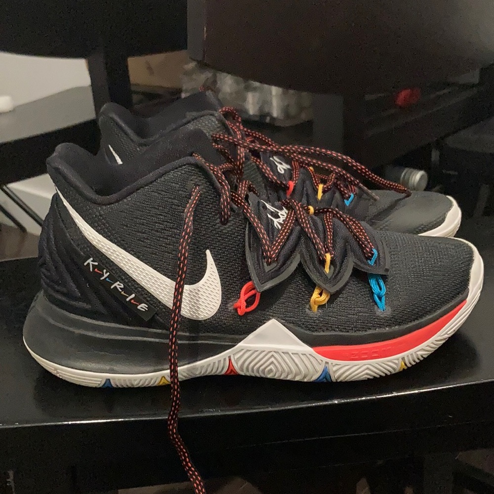 KYRIE ‘FRIENDS’ TV SHOW BRANDED SNEAKERS COLLECTORS 7.5